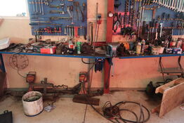 Arbejdsbord med skrue samt div. Værktøj m.m.