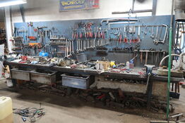 Arbejdsbord med skruestik, værktøjstavle med div. Værktøj m.m.