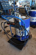 Vogn med tønde samt oliepåfylder K400