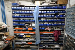 Reol med div. Reservedele m.m.