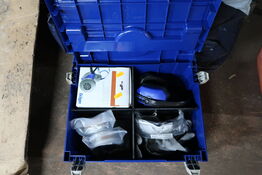 Kasse med fristluftmaske DRÄGER med div. Udstyr