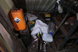 Reol med div. Reservedele