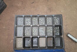 2 stk. kasser med værktøj