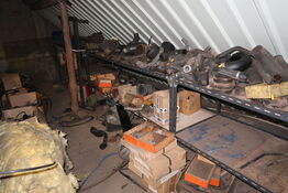 Reol med div. Reservedele