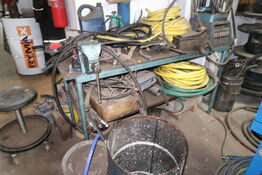 Arbejdsbord med skruestik, div. Slanger m.m.