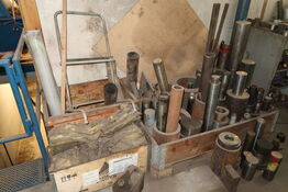 2 stk. paller med div. Værktøj og jern