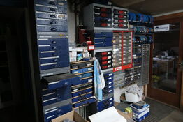 Div. Sortimentskasser/reoler med reservedele og fittings samt ledninger