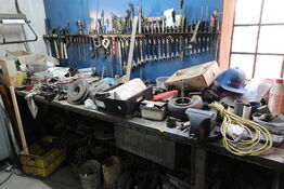 Arbejdsbord med skruestik, samt div. Værktøj m.m.