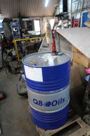 Tønde med olie samt pumpe