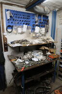 Arbejdsbord med div. Reservedele samt tavle med indhold