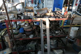 Reol med div. reservedele