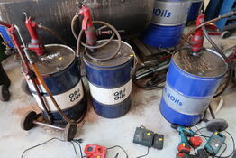 3 stk. tønder med pumper samt vogn