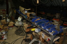 Reol med div. Reservedele