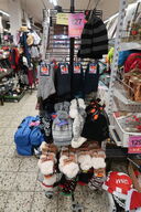 Stativ med stort parti huer, strømper m.m. 