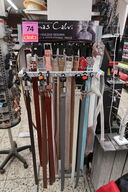 Stativ med ca. 50 stk. bælter 