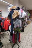 Stativ med stort parti hatte, tørklæder m.m. 