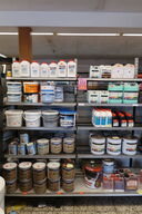 2 fag med stort parti maling, olier, væsker m.m. 