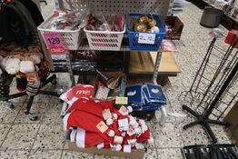 2 hylder med diverse handelsvarer