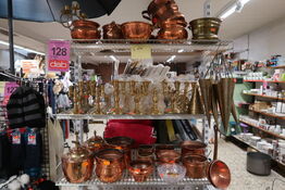 3 hylder med diverse handelsvarer