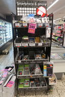 Stativ med stort parti telefonudstyr 