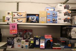 Stort parti elektronik - tøm 2 hylder 