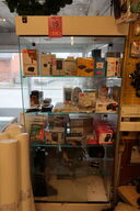 Glasskab med indhold 