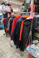 Stativ med ca. 15 stk. regnjakker 