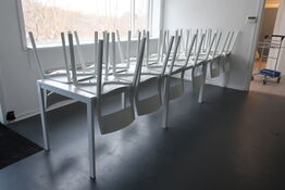 4 stk. spiseborde samt 15 stk. stole 