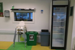 Displaykøleskab SIMFER 20D385MC samt affaldsspande og 3 stk. højstole