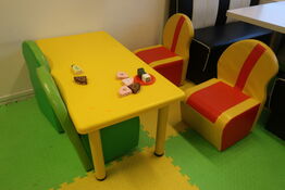 Børnebord samt 4 stk. stole