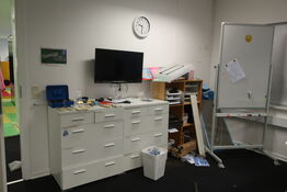 2 stk. skuffemoduler, fjernsyn, whiteboard samt reol 