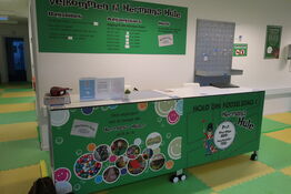 2 stk. rullediske samt reol og stole