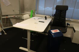 El. hæve/sænke skrivebord, kontorstol, stol, affaldsspand samt skuffemodul