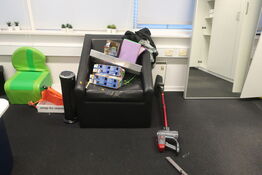 Varmeblæser, lænestol, støvsuger samt spejl