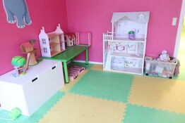 Dukkehus, legetøj m.v. 