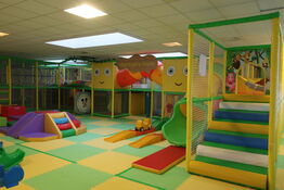 Komplet legetårn med kuglerum, skumgrav samt alt skumgulv på etagen