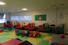 12 stk. bænke samt 6 stk. spiseborde