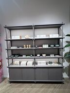 Reolsystem m. LED lys under hylderne