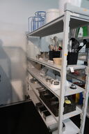 Tallerkenstativer, målebægre, køkkenudstyr, skåle, bageforme m.m.