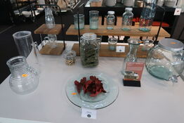 Opsatse med dispenser, glas og flasker