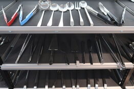 30 stk. tænger, kagespader, sovseskeer, madpincetter m.m.