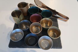 Skifferplade med miniskåle, tang og mælkekander