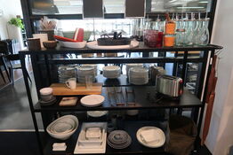 Fade, glasflasker, brødrister, skåle m.m.