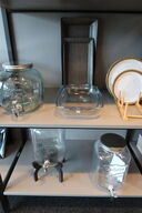 Dispensere med taphane, tallerkener og fade