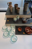 Opsatse med kander, glas m.m.