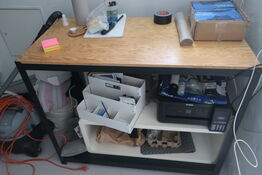 Reol med indhold printer / akku. Boremaskine m.m.