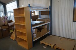 Lagerreol med indhold 