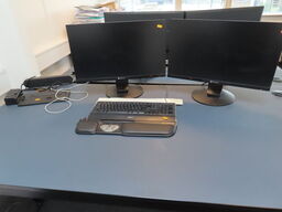 2 stk. monitor, NEOVO FS-24, med keybord og dockinstation