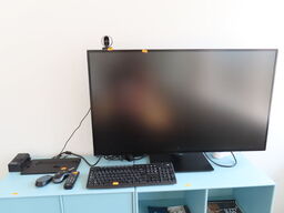 43" monotor, LG 43UN700-B m. tastatur, webcam og dockingstation,