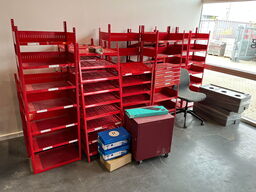 Blandet lot m. Metal hylder og Stol